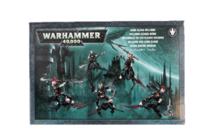 Warhammer 40,000 Kill Team Miniatures Set: Five detailed figures in a tactical, dystopian setting.